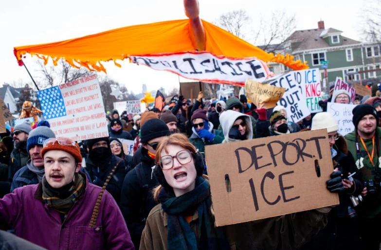 Minneapolis'te ICE Protestoları: Binlerce Kişi Gösteride