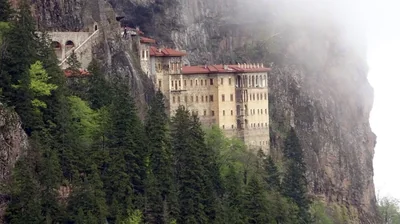 Sümela Manastırı'na Erişimde Kaya Düşmesi Riski